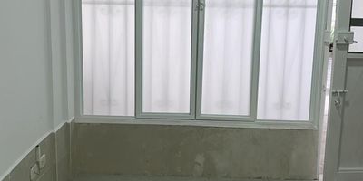 Apartamento en 1 piso cuenta con sala comedor, cocina integral, 3 habitaciones con clóset, baño social y en alcoba principal, patio de ropa, parqueadero para moto en garage y para vechiculo en zona común vigilancia 24 horas y zonas comunes 