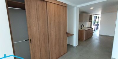 ¡Conoce el inmueble!Tenemos espacios de lunes a viernes (9:00-11:30 / 14:00-17:30) y sábados (9:00-12:30).
Apartaestudio ubicado en el Edificio 7ma, sobre calle principal de La Estrella. Inmueble nuevo, con excelentes acabados y buenas iluminación. Cercano a todas las rutas de transporte. Zona segura. 
Observaciones: Citas de visita disponibles a partir del 07 de diciembre de 2025.
¿Tienes alguna inquietud? Comunícate al 314 - 278 - 3821.
