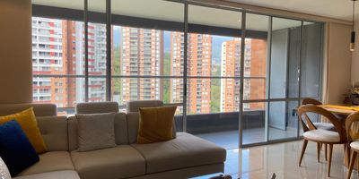 Apartamento en arriendo en unidad cerrada ubicada en sector de gran crecimiento y desarrollo urbanístico, entorno tranquilo y de poco flujo vehicular, de fácil acceso desde vía principal, con conexión a servicios complementarios y rutas de transporte público. Piso en porcelanato y madera laminada, puerta de seguridad, sala comedor, estudio, estar de TV, 3 alcobas con vestier y baño en la principal, baño social, baño en cada alcoba, para un total de 4 baños, cocina integral abierta tipo americano, alcoba y baño de servicio, zona de ropas, balcón, útil y parqueaderos lineales cubiertos Conjunto cerrado con ascensores, piscina, gimnasio, salón social, turco, parques infantiles, placa polideportiva, cancha de squash, zonas verdes, vigilancia y portería 24 horas, citófono y circuito cerrado de TV,inmuebles sujetos a verificacion de disponibilidad