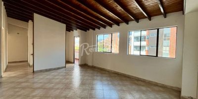Apartamento en venta en Envigado, La Salle. Cerca al Mall Villa Grande, colegio La Salle y av El Poblado, fácil acceso. La urbanización cuenta con portería diurna, ascensor y juegos infantiles. Con 3 habitaciones, alcoba de servicio con baño, 2 baños, cocina integral, zona de ropas, sala-comedor amplia y balcón. Además, cuenta con 2 parqueaderos privados y 2 cuarto útil. ¡Agenda tu visita hoy mismo y encuentra tu nuevo hogar! Descubre más propiedades en: www.rentamospropiedadraiz.com CÓDIGO: 776602