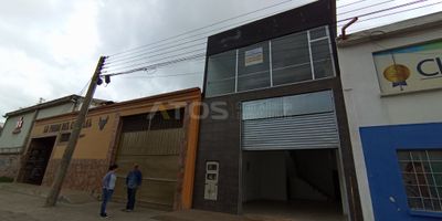 Atos Inmobiliaria arrienda local para estrenar, ubicado sobre la Avenida Norte, una de las zonas con mayor flujo vehicular y peatonal, ideal para potenciar cualquier tipo de negocio. El local cuenta con servicios de agua, luz y gas, así como con uso comercial 1, 2 y 3, lo que brinda amplias posibilidades comerciales. Dispone de un baño, depósito interno y bahía de parqueo frente al local, facilitando el acceso para clientes y proveedores. Un sector estratégico, rodeado de comercio consolidado, transporte cercano y excelente visibilidad. ¡No esperes más! Contáctanos y agenda tu cita.