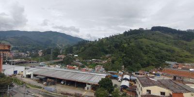 Apartamento en Arriendo  Andalucia, Caldas
Disfruta de la comodidad y el estilo en este moderno apartamento, ubicado en una zona central, tranquila y con facil acceso a la variante de Caldas. Sus espacios comodos y funcionales crean un ambiente ideal para disfrutar cada momento en casa.

El inmueble cuenta con 2 habitaciones (la principal con vestier), 1 bano amplio con banera, 1 closet, sala-comedor, cocina integral, zona de ropas y balcon con una vista perfecta para relajarte. Ademas, dispone de 1 parqueadero privado.
El edificio ofrece personal de aseo y ascensor para mayor comodidad.

Gracias a su ubicacion estrategica en Caldas, estaras conectado en minutos con restaurantes, supermercados, colegios, transporte publico y las principales vias del municipio.

Una opcion ideal para quienes buscan confort, practicidad y calidad de vida.