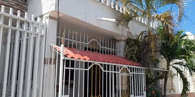 CASA UBICADA EN EL BARRIO EL LIMÓN, CUENTA CON 4 HABITACIONES, 2 BAÑOS, SALA COMEDOR, PISO DE PORCELANATO, ESTUDIO, COCINA INTEGRAL, PATIO DE ROPAS, TERRAZA Y BALCÓN CON GARAJE CUBIERTO EN CERCANÍAS CUENTA CON PARQUES, COLEGIOS, SUPERMERCADOS, TRANSPORTE PÚBLICO E IGLESIA.
CÓDIGO: 22158