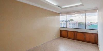 La oficina se encuentra en el corazón de Usaquén, Bogotá, cerca de Unicentro y cuenta con una vista al occidente que llena el espacio de luz natural. Es un espacio perfecto para empresas que buscan una ubicación estratégica al norte de la ciudad. La oficina, ubicada en el sexto piso, ha sido remodelada y está lista para ser personalizada según las necesidades de tu negocio. Además, ofrece la comodidad de un baño privado.

La fachada del edificio está en proceso de remodelación, lo que aporta un valor agregado significativo al inmueble, proyectando una imagen moderna y atractiva para clientes y socios. Sin amoblar, el espacio brinda la flexibilidad de diseñar cada rincón a tu gusto, optimizando así el funcionamiento de tus operaciones. 

No dejes pasar la oportunidad de establecerte en una de las áreas más prestigiosas de Bogotá. Contáctanos para agendar tu visita.