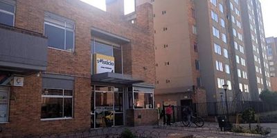 Apartamento con amplia distribución e iluminación. Ubicado cerca de la zona franca, vías de acceso por la Calle 13, rutas del SITP y alimentador Portal Dorado.