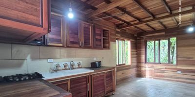 Cabaña de 160m2 Const. en venta en la vereda Montañez, Guarne – www.cityraiz.com – Código: 20032

Descubre esta amplia y acogedora casa campestre ubicada en el tranquilo sector de Montañez, Guarne, ideal para quienes buscan vivir rodeados de naturaleza, privacidad y un ambiente 100% familiar. 

 Características del inmueble:

 Área de lote: 1.000 m²

 Área construida: 160 m²

 Niveles: 3

 Alcobas: 3

 Baños: 2

 Balcones: 2

 Parqueadero: 1

 Precio: $700.000.000

 Estrato: 3

 Zonas sociales:
Zonas verdes amplias perfectas para disfrutar del aire fresco, reuniones familiares, juegos al aire libre o proyectos campestres. 

 Puntos de referencia cercanos:

Vía Guarne – Medellín

Parque principal de Guarne

Estación de Policía

Restaurantes campestres

Zona industrial de Guarne

A 20 minutos del Aeropuerto José María Córdova

 Contáctanos:
 City Raíz Inmobiliaria
 WhatsApp:3108401461
 www.cityraiz.com