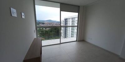 ¡Vive frente al Aeropuerto Matecaña en un apartaestudio que lo tiene todo! Sala, balcon, cocina , zona de ropas independiente cerrada, 1 alcoba principal, vestidor abierto, baño principal con ducha, baño auxiliar sin ducha , incluye parqueadero y depósito, parqueadero cubierto y cuarto útil. Además, disfruta de piscina, gimnasio y zona social. ¡Comodidad, ubicación y estilo en un solo lugar!.