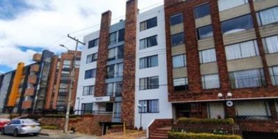 El apartamento en venta se encuentra en el edificio Iguazú, ubicado en el barrio Cedro Madeira. Con un área de 56 metros cuadrados, . Rentado actualmente $1.525.000

Tiene 1 garaje cubierto y deposito.

Edificio construido en 1980 (Remodelado en pintura de fachadas hace 1 año). El apartamento se encuentra en el primer piso con orientación hacia el occidente. A pocos minutos de Home Center 151.

Sector con centros comerciales como Cedritos 151, Palatino. Vías de acceso; av. 9, calle 151, calle 170, av. 19, carrera 7 y autopista norte. DXX-176 
