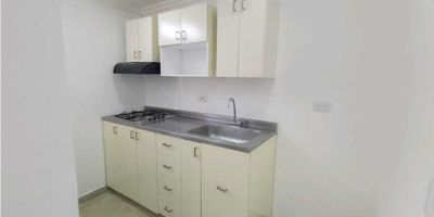 Este acogedor apartamento ubicado en el sector Centro, dentro del Edificio Portal de Bomboná, combina comodidad, buena distribución y excelente ubicación en una de las zonas más tradicionales y centrales de Medellín. Ideal para quienes buscan vivir cerca de todo, con acceso rápido a transporte, comercios, universidades y servicios.

El inmueble cuenta con dos habitaciones bien iluminadas, un baño completo, cocina integral con red de gas domiciliaria y una práctica zona de ropas. Además, dispone de un balcón que permite disfrutar de ventilación natural y vistas agradables hacia el entorno urbano. Su piso en cerámica aporta frescura y fácil mantenimiento, ideal para el día a día.

Con un área de 37 m², este apartamento ofrece una distribución eficiente, con espacios que se adaptan tanto a parejas como a personas que trabajan o estudian cerca del centro de la ciudad. El edificio cuenta con ascensor y portería 24 horas, brindando seguridad y comodidad a sus residentes.

Ubicado cerca de Bomboná, el tranvía, el Teatro Porfirio Barba Jacob y otros puntos emblemáticos de la zona, este inmueble representa una oportunidad para quienes valoran la cercanía a todo lo que Medellín ofrece, sin sacrificar tranquilidad ni funcionalidad.

Una excelente opción para quienes buscan practicidad, ubicación y bienestar en un solo lugar.
? Código del inmueble: (C3326)
