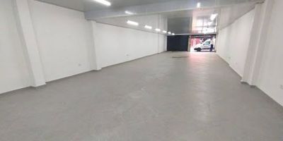 Local en arriendo, con 260 metros cuadrados, 2 baños, energía monofásica, altura de 2.45, ubicación privilegiada en el centro de Rionegro. Este local tiene todo lo que buscas para posicionar tu marca en una zona de alto flujo vehicular y peatonal. Te animas a conocerlo. 