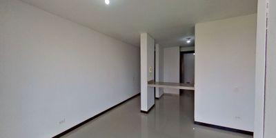 Apartamento en venta de 84 m2, con vista exterior, ubicado en un 6to piso (Torre 3 Apto 602), acceso por ascensor, parqueadero propio cubierto (117). Consta de 3 habitaciones, 2 baños, sala comedor, balcón, cocina integral y zona de lavandería. Tiene piso cerámico en todas sus zonas. El conjunto cuenta con piscina, salón social, zona de niños, zonas verdes y vigilancia privada las 24 horas. Cerca a centro comercial Jardin Plaza; cerca a almacenes de cadena como La 14, D1 y Ara; cerca a colegio Comunidad Home School; cerca a Universidad del Valle. Vias de acceso por la Calle 53 y Carrera 98.
