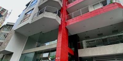 ARRIENDO CABECERA,  UBICADO EN EL EDIFICIO KINESIS, EN EL CUARTO PISO, CUENTA CON DOS AMBIENTES CUIDADOSAMENTE DISEÑADOS. POSEE UNA CÓMODA COCINA INTEGRAL, UNA HABITACIÓN CON PISO LAMINADO Y ACOGEDORES ESPACIOS CON MODERNOS ACABADOS. INCLUYE PARQUEADERO Y ESTÁ SITUADO EN UN EXCLUSIVO Y TRANQUILO SECTOR RESIDENCIAL. ZONA SOCIAL, CON GIMNASIO, SALÓN SOCIAL Y JACUZZI. LAS VISITAS SON GRATUITAS. DESCUBRA CÓMO GESTIONAR SU SOLICITUD DE ARRIENDO DE FORMA FÁCIL Y RÁPIDA. PARA MÁS INFORMACIÓN, NO DUDE EN CONTACTAR A NUESTROS ASESORES