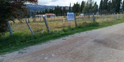 Atos Inmobiliaria te invita a descubrir la serenidad y belleza de este lote vacío en zona rural, un espacio ideal para quienes buscan tranquilidad y conexión con la naturaleza. Con una extensión de 153 metros cuadrados y medidas de 20.5 x 7.5 metros, este terreno es un lienzo en blanco para construir el hogar o proyecto que siempre has imaginado. Rodeado de paisajes naturales, te ofrece la oportunidad de desconectarte del ajetreo urbano y disfrutar de la paz que solo el campo puede brindar. Imagina despertar cada día con vistas únicas, atardeceres inolvidables y un entorno que inspira bienestar. Este lote es la oportunidad perfecta para materializar tus ideas y vivir un estilo de vida auténtico y relajado. ¡Contáctanos y agenda tu cita!