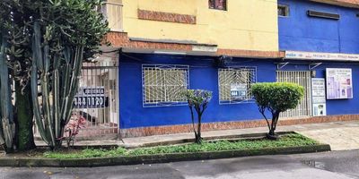 Local comercial disponible para arriendo en La Floresta cerca a la av 80, un local comercial esquinero con terraza para comenzales o exhibición de producto, el local cuenta con buena iluminación y 1 baño, anímate a conocer este espacio agendando una visita al Contacto 301.598.9091