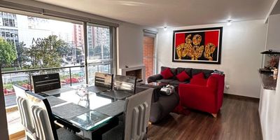 VENDO LINDO APARTAMENTO EN ALEJANDRÍA - CALLE 159 CON 54 - SALA COMEDOR CON CHIMENEA,  ESTUDIO, BAÑO SOCIAL, COCINA ABIERTA, ZONA DE LAVANDERÍA, TRES ALCOBAS - LA PRINCIPAL CON BAÑO PRIVADO - LAS OTRAS DOS ALCOBAS COMPARTEN BAÑO, DOS GARAJES EN LÍNEA Y DEPÓSITO.

CONJUNTO CON CLUB HOUSE. AMPLIA Y CONFORTABLE RECEPCIÓN, PISCINA, SAUNA, TURCO, GIMNASIO, SALA DE JUEGOS, SALÓN COMUNAL, 2 ZONAS DE BBQ, PARQUES INFANTILES. JEANNETTE/JUDITH