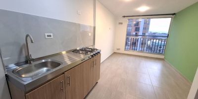 ¡Oportunidad de arriendo en Los Mártires!  Se arrienda acogedor apartamento de 38 m², ubicado en una zona de excelente proyección y fácil acceso. El inmueble cuenta con 2 habitaciones bien distribuidas, 1 baño funcional y una zona social con buena iluminación natural. El conjunto ofrece la opción de parqueadero por sorteo cada 4 meses, brindando una alternativa práctica para quienes requieren este servicio. Su ubicación estratégica en la localidad de Los Mártires permite disfrutar de cercanía a comercio, transporte público, vías principales y servicios esenciales, ideal para quienes buscan comodidad y conectividad en un mismo lugar. Perfecto para parejas, estudiantes o profesionales.
¡Agenda tu visita y conoce tu próximo hogar! Cod: 5144