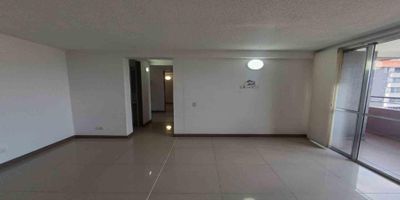 Codigo 29111. Apartamento en arriendo ubicado en La Estrella sector Las brisasCaracterísticas* 3 habitaciones (principal con clóset y baño privado)* 2 baños* Salón–comedor* Cocina abierta integral con cubierta a gas y campana* Mesón en granito* Zona de ropas* Balcón* Parqueadero sencillo* Red de gas* Servicios públicos* Área construida: 70 m²* Estrato 3DescripciónEste apartamento en conjunto residencial ofrece amplitud, distribución funcional y un ambiente familiar que combina comodidad con una ubicación estratégica en La Estrella. Su zona social abierta integra sala, comedor y balcón, brindando iluminación natural y un espacio ideal para la rutina diaria.La cocina abierta en granito aporta un toque clásico y duradero, mientras las tres habitaciones con clóset garantizan orden y privacidad. La principal incluye baño privado, lo que añade practicidad para la vida en familia.Un hogar pensado para quienes buscan tranquilidad, buena movilidad y un entorno con servicios esenciales al alcance.Entorno* Cercano a CEMEX* A pocos minutos de supermercados* Acceso a rutas de transporte del municipio* Sector residencial con servicios y buena conectividadZonas comunes* Portería 24/7* Parque infantil* Salón de juegos para niños* Salón de juegos para adultos* Cancha* Gimnasio* Salón social* Piscina para adultos* Piscina para niños* Sauna* Turco* Parqueadero de visitantes* 2 ascensores por torreNota El propietario no acepta mascotas.