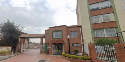 SOLO Inversionistas Apto en Venta en el Redil, calle 170 con cra 7. Son 73 m2 de área en piso 5 por escalera, SIN Ascensor, con una excelente vista. Distribuido en Sala y comedor en espacios separados, 2 habitaciones cada una con closets y con la posibilidad de la tercera para mayor comodidad. Dos baños completos, cocina cerrada con excelente ventilación, zona de ropas anexa y acceso a un altillo que funciona muy bien como estudio o habitación auxiliar. Además, un parqueadero propio descubierto. Disfrute de la tranquilidad y seguridad que brinda este conjunto cerrado, con servicios como zonas verdes, salón social, parqueadero para visitas, zona infantil y vigilancia 24 horas con CCTV. En una zona residencial tranquila y muy segura, amplias zonas verdes y parques. Cercanía a clínicas, supermercados, universidades, restaurantes e iglesias, sumada a la presencia de nuevos proyectos en desarrollo, asegura una constante valorización. A minutos de la Carrera Séptima, Calle 170 y Carrera Novena, con excelente transporte público, garantizando una conectividad a diversos puntos de la ciudad.DML-136
