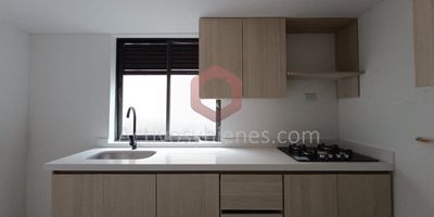 Apartamento en arrendamiento para estrenar en Prado Centro cerca al águila descalza, cuenta con un área de 79 mts², 4 alcobas, 4 closets, 2 baños, sala comedor, cocina integral, red de gas y zona de ropas.Información sujeta a cambios. Las imágenes de muebles, enseres, decoración y demás elementos son una referencia.Arrienda Activos y Bienes, Inmobiliaria experta en administración, arrendamiento y venta de apartamentos, casas, locales, bodegas y oficinas en el Oriente Antioqueño, Medellín y toda el área Metropolitana.
