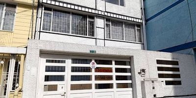 Acogedor apartamento ubicado en el barrio La Asunción, que ofrece amplios y cómodos espacios ideales para la vida familiar. Cuenta con tres habitaciones con excelente iluminación natural, dos baños, sala-comedor y una cocina funcional que brinda confort y practicidad. Gracias a su ubicación estratégica, podrás disfrutar de fácil acceso a vías principales, transporte público y zonas comerciales, lo que garantiza comodidad, bienestar y una excelente calidad de vida para quienes buscan un lugar tranquilo, práctico y bien conectado. Para mayor información comuníquese al número 311 583 1202 o al correo electrónico luis.martinezinmobiliariabogota.com. El equipo de Inmobiliaria Bogotá está comprometido en brindar una experiencia de vida excepcional a nuestros clientes desde el momento en que se unen a nuestra comunidad.