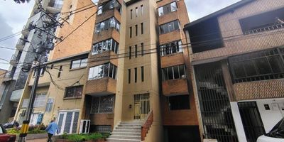 Apartamento disponible para arriendo en Laureles cerca al primer parque, el apartamento se encuentra en edificio con ascensor y parqueadero lineal doble, además de cuarto útil, acondicionado con 3 alcobas más la de servicio, 3 baños, 1 vestier, estudio, sala comedor, cocina integral, zona húmeda y buena iluminación natural, se permiten mascotas, zona tranquila con fácil acceso y buenas rutas de transporte público.