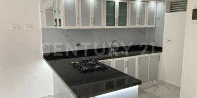 Apartamento en ARRIENDO en Bello - Niquia
Apartamento en arriendo en Niquia, Urbanización Cerro Claro
Apartamento cómodo y funcional de 54 m² disponible para arriendo en la Urbanización Cerro Claro, Niquía, Bello. Ubicado en un piso 2016 con ascensor, este hogar combina la tranquilidad de la naturaleza con la comodidad urbana.
El apartamento está perfectamente distribuido, ofreciendo tres habitaciones y dos baños completos. Cuenta con sala-comedor integrada, cocina práctica, zona de ropas y un balcón para disfrutar del entorno. Además cuenta con parqueadero privado para tu comodidad.
La urbanización es un verdadero oasis residencial, colindante con una reserva natural y rodeada de ambiente verde. Disfruta de una amplia gama de zonas comunes: Zona BBQ, juegos infantiles, placa polideportiva, salón múltiple, gimnasio exterior biosaludable, senderos peatonales y espacio para un gimnasio interior.
Estratégicamente ubicado, estarás a solo 5 minutos del Centro Comercial Puerta del Norte y tendrás excelentes rutas de transporte que facilitan tu movilidad.

¡Una oportunidad ideal para tu familia en un entorno tranquilo y bien conectado