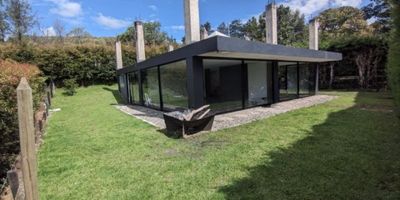 Hermosa Finca para estrenar disponible para arriendo en Rionegro, sector Llanogrande Cabecereas. La propiedad esta cercada, cuenta con un área total de 500m2 y construidos 140m2, 1 alcobas, 1 baño, cocina integral, sala comedor, terraza, zonas verdes, zona de ropas, ante-jardín, Excelente ubicación, zona tranquila y de fácil acceso.