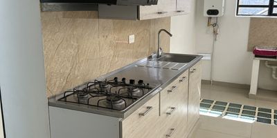 Acérquese a tan solo tres cuadras del Portal del Norte, transmilenio. Área de 120 m2, ubicado en el segundo piso de una casa, en el Barrio Villa del Prado, frente a vía secundaria, tranquilo, seguro, cómodo, servicio de agua, energía y gas independientes, remodelado, pisos en porcelanato, y techos en drywall; dos baños con extractor de olores y divisiones en vidrio de 6mm, amplia cocina y patio de ropas cubierto, ideal para trabajar desde casa, privado, no ofrezco parqueadero, 4 amplios espacios independientes con closet en madera, iluminados, cuenta con un domo en policarbonato con agradable clima, y un altillo oculto como depósito. Arriendo directo con los propietarios mediante una póliza de seguros a través de Central de Arrendamientos; si ya cuenta con un estudio aprobado, lo aceptamos. Excelente comercio de todo tipo, fácil transporte, cerca a Homecenter. No se cobra administración. Llamar al número de contacto o enviar mensaje vía wapp. Cita previa. Informes con Jesús. 