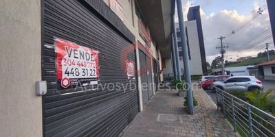 Vendo local comercial, con un área de 21 mtrs2, puerta con control remoto, ideal para emprender un negocio comercial, ya que hace parte de un conjunto residencial y comercial, en zona tranquila y segura, buenas rutas de trasporte, seguridad las 24 horas.Información sujeta a cambios. Las imágenes de muebles, enseres, decoración y demás elementos son una referencia. Vende Activos y Bienes, Inmobiliaria experta en administración, arrendamiento y venta de apartamentos, casas, locales, bodegas y oficinas en el Oriente Antioqueño, Medellín y toda el área Metropolitana.