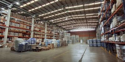 Disponible una bodega para arriendo de 3619.39 m2 en Fontibón, en el Centro Logístico de Occidente, diseñada para optimizar el cargue, descargue y almacenamiento de mercancías. Cuenta con dos baños. Altura libre en etapa uno de 12 m. Con 40m2 de área de maniobras 334.84 m2 de áreas de oficinas y 167m3 de área de servicios. Ocho muelles para carga de tractomulas. Terminado de piso en concreto afinado. Área de muelles y parking 788.3 m2. Parqueaderos para automóviles y para tractomulas. Amplias vías internas. Facilidad de maniobras. Red de regaderas automáticas contra incendio.  Bodega en conjunto cerrado, especial para el manejo y almacenamiento de mercancías, muy cerca de la Calle trece, la principal vía de manejo de carga que entra y sale de Bogotá.  monitoreado las 24 horas. Entrega inmediata