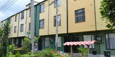 Casa en venta en el desarrollo Villas de Andalucia en Bogotá. Esta propiedad cuenta con 3 habitaciones, 3 baños, 1 baño de servicio y 1 parqueadero. Construida en 1993, tiene una superficie total de 84.2 metros cuadrados y se encuentra en buen estado de conservación. Entre sus servicios se incluyen altillo, ático, cuarto de TV, cuarto de lavado, comedor, cocina integral y patio de servicio. Ubicada en el piso 3, en el barrio San Antonio Norte de Usaquén, esta casa ofrece un espacio cómodo y funcional para vivir. Con una ubicación estratégica y cercana a todos los servicios necesarios, esta propiedad es ideal para aquellos que buscan un hogar en una zona tranquila y residencial de Bogotá. ¡No pierdas la oportunidad de conocer esta excelente opción de vivienda en Villas de Andalucia! CUM-776 
