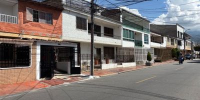 ? SE ARRIENDA APARTAMENTO AMPLIO Y TRADICIONAL EN ZONA PRIVILEGIADA DE LA CIUDAD

Te presentamos este cómodo apartamento ubicado en uno de los sectores más apetecidos de la ciudad, con fácil acceso a comercio, instituciones educativas y vías principales, ideal para quienes buscan vivir en un lugar tranquilo, seguro y bien conectado.

✨ Características del inmueble


 
 Área construida: 100 m²
 
 
 Área privada: 90 m²
 
 
 3 alcobas amplias
 
 
 4 baños (incluye baño auxiliar y baño en la habitación principal)
 
 
 Sala – comedor iluminada y con excelente ventilación
 
 
 Cocina tradicional
 
 
 Biblioteca o estudio, perfecto para trabajar o estudiar desde casa
 


? Estilo y distribución

Este apartamento destaca por su diseño tradicional, espacios generosos y distribución funcional, ideal para quienes valoran la amplitud y desean un hogar cómodo y acogedor.

? Servicios y comodidades


 
 Agua
 
 
 Energía eléctrica
 
 
 Gas domiciliario
 
 
 Espacios amplios y bien distribuidos para una experiencia de vivienda confortable
 


? ¡Agenda tu visita hoy mismo!
Descubre un apartamento amplio, cómodo y con una ubicación inmejorable.
