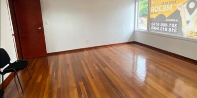 Disponible en arrendamiento amplia oficina en segundo piso ubicada en excelente zona de la ciudad. Cuenta con: vigilancia digital y un área de 28M²

Nota: incluye los servicios de agua, luz y administración

Código inmo: 3429 Manizales, Caldas 
