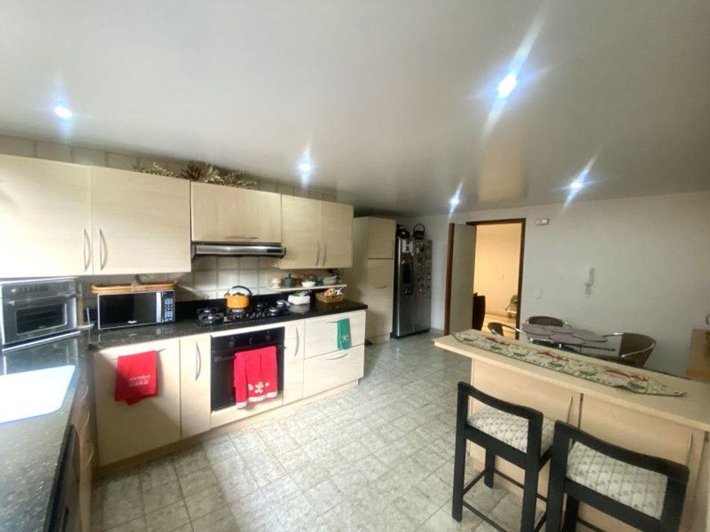 Apartamento de 3 alcobas en venta en El Retiro, Bogotá, 253 m² · foto 9 de 20