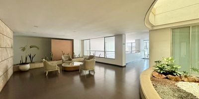 Se vende lindo apartamento en Normandía, cuenta con 3 habitaciones, sala comedor, cocina tipo americana, hall de alcobas, alcoba principal con baño y vestier.  El edificio cuenta con salón social, kids room, juegos de niños, turco, gimnasio y piscina.