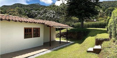 ¡HERMOSA CASA!

Se arrieda Casa Campestre en Parcelacion ubicada en el municipio de La Ceja Antioquia, sector Guamito Este lugar, es mágico, perfecta para una persona o pareja.Ideal para vivir y trabajar o para descansar en fines de semana.Esta casita es perfecta para quienes trabajan de forma remota,o para quienes buscan un refugio tranquilo para sus fines de semana, Cuenta con un area construida de 45 m2 y un area total de 2.500m2 y te ofrece:
Salón o alcoba abierta
Cocina integral
1 baño completo
Alcoba independiente o estudio
Zona de ropas
Terraza exterior
Un parqueadero cubierto y un parqueadero descubierto
Portada manual en madera inmunizada

Espacios acogedores ,rodeada de un entorno natural con quebrada y bosque nativo,actividades al aire libre: fogatas, caminatas, bicicleta, asados, naturaleza, seguridad y comodidad.

Ubicacion provilegiada:
Ubicada en una parcelación en la vía La Ceja – San Antonio a Km 5 vía La Ceja San Antonio con portería y vigilancia 24/7, ronderos nocturnos, vías pavimentadas e iluminadas, capilla, agua potable y una reserva natural de 60 cuadras.A solo 10 minutos de La Ceja, 15 de San Antonio, 20 de Llanogrande, 35 de El Retiro, 25 de El Carmen de Viboral y 1h10 de Medellín.

El canon de arrendamiento incluye:
Administración mensual
Agua potable
Mantenimiento de zonas verdes: poda de grama y cerco vivo del lindero


Disfruta la tranquilidad del campo sin renunciar a las comodidades modernas
