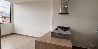 [ARR] ID HOUM: 162291

Entérate de todos los beneficios al arrendar con nosotros:
    • Asistencia e intermediación con el propietario
    • Firma tu contrato online
    • Arrienda sin burocracia, sin papeleos ni notarías

Departamento en arriendo, ubicado en el barrio delicias norte, con una superficie construida de 51.00 m² y superficie total de 51.00  m². 

Sus principales características son:

    • No amoblado
    • 2 dormitorios
    • 2 baños
    • No Admite mascotas
    • 1 parqueadero
    • Año de construcción: 2024
            
Además, el inmueble cuenta con las siguientes amenidades:

    • Ascensor
    • Zona de juegos

Si arriendas con nosotros, te brindamos asesoría personalizada durante todo el proceso.

Requisitos para arrendar con nosotros:

    • Arrienda sin codeudor*, fácil, rápido y seguro
    • Demuestra un ingreso mensual neto de al menos 2.5 veces el valor del arriendo (los ingresos mensuales se pueden complementar por las personas que vivirán en este inmueble)
    • Completa tu información básica y mándanos tus extractos bancarios o documentos que demuestren tus ingresos
    • No debes tener reportes negativos en centrales de crédito
        

IMPORTANTE:

    • Te invitamos a agendar una visita a esta propiedad
    • Si tienes alguna duda por favor puedes solicitar más información desde los portales como también contactarte directamente con nosotros
    
Más que una inmobiliaria, somos Houm.
*Aplican T&C