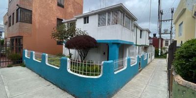 Esta propiedad en venta se encuentra en Usaquén, Bogotá D.C., específicamente en el barrio de Barrancas. La casa cuenta con 4 habitaciones, 2 baños y una superficie total de 81 metros cuadrados. ofrece una ubicación estratégica y cercana a servicios y comercios. Con una distribución funcional y amplios espacios, esta propiedad es ideal para quienes buscan comodidad y practicidad en una de las zonas más exclusivas de la ciudad. Su precio de venta es de 344,900,000 COP. CUE-284 
