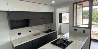 Área 100 mts, en escritura 95 mts, cocina integral, sala comedor, sala pequeña de star, 3 alcobas, 3 closet, 1 cuarto de linos, 2 baños modernos privados, 1 baño moderno social, balcon, zona de ropa, parqueadero, el ascensor llega directo al apartamento.