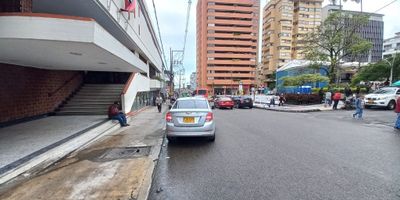 Código interno 13890 local en arriendo ubicado en el centro de la Cuidad sobre la Carrera Cuarta, en el sector encontramos: El Palacio de Justicia, Alcaldía, Plaza Bolívar, Gobernación y otros entes gubernamentales. Por el sector transitan las siguientes rutas: 82, 8, 18, 22, cómodas vías de acceso. El inmueble ese encuentra distribuido: Primer piso: Dos espacios,  unidad sanitaria, mezanine, espacio, unidad sanitaria. el valor del canon de arrendamiento es mas iva