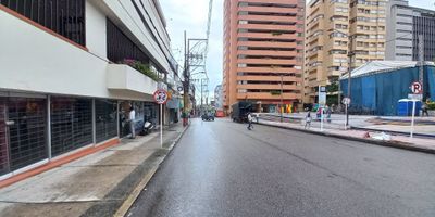 código interno 13889 local en arriendo ubicado en el centro de la Cuidad sobre la Carrera Cuarta, en el sector encontramos: El Palacio de Justicia, Alcaldía, Plaza Bolívar, Gobernación y otros entes gubernamentales. Por el sector transitan las siguientes rutas: 82, 8, 18, 22, cómodas vías de acceso. El inmueble ese encuentra distribuido: Siete espacios, dos unidades sanitarias, cocineta. el valor del canon de arrendamiento es mas iva