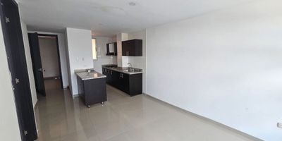 Descubre este elegante apartaestudio en arriendo ubicado en un edificio de zona residencial. Con 1 habitación, 1 baño, cocina integral, sala-comedor, vestier y balcón con vista exterior. Cuenta con piso en porcelanato, gas natural, iluminación natural y divisiones. Además, ofrece ascensor, garaje cubierto, parqueadero de visitantes, portería, citófono y seguridad. Ubicado cerca de colegios, parques, supermercados y transporte público. Una oportunidad única en una ubicación privilegiada. ¡Haz de este lugar tu nuevo hogar!