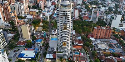 ¡Se vende espectacular apartamento en El Prado!
Ubicado en un edificio exclusivo, en piso alto y con una vista exterior panorámica a la ciudad.

Área: 93 m²
Estrato: 5
Se vende amoblado o sin amoblar

Características del inmueble: Sala-comedor, Balcón con vista exterior, Zona de ropas, Hall de TV, Estudio, 3 habitaciones con clósets (principal con baño privado), 1 baño auxiliar completo y 1 baño social, Cocina integral con isla, Parqueadero cubierto, Bodega

Zona social del edificio: Piscina de adultos, Piscina para niños, Parque infantil, Gimnasio, Sauna, Salón social, Cancha de tenis, Oratorio, Parqueadero para visitantes, Vigilancia 24 horas. 

A pocos metros del Parque San Pío ¡No dejes pasar esta oportunidad!
Agenda tu visita y descubre tu próximo hogar. Cod: 46