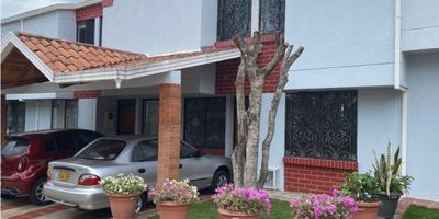 VENTA CASA CONJUNTO CERRADO PANAMERICANO CAÑAVERAL COD:1096

? Área construida: 240 m2 aproximadamente 
? Ubicación: cerca al colegio Panamericano.
? Especificaciones:


3 Niveles  así:

1 piso: Sala espera, Sala amplia, Comedor amplio, Cocina integral abierta, 1 baño, Zona de ropas y Patio.

2 piso: Alcoba principal amplia con  baño, hall T.V

3 piso: 2 Alcobas amplias, 1 baño

ZONA SOCIAL: Parqueadero, Salón Social amplio, BBQ, Vigilancia y circuito de monitoreo empresa privada las 24 horas.

Excelentes acabados y espacios amplio.
Sector seguro, tranquilo, fácil Acceso a centros comerciales, clínicas, restaurantes, colegios.


? Administración: $ 430 mi pesos .
? UNICO PRECIO : $ 480.000.000

INFORMES: 3015948700 - 3003681081
