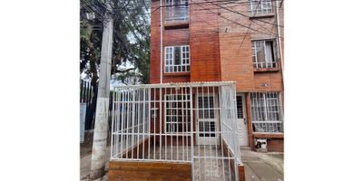 Esta hermosa casa  ubicada en la tranquila y acogedora ciudad de Mosquera, Cundinamarca, cuenta con espacio suficiente para brindarte comodidad y privacidad. Además, su excelente diseño y distribución la hacen ideal para familias numerosas.

La casa cuenta con 4 acogedoras alcobas, perfectas para descansar después de un largo día de trabajo. También dispone de 3 baños, uno en cada piso, para mayor comodidad.

La casa cuenta con servicios de agua, electricidad, gas domiciliario y doble ventana, siendo esquinera, garantizando tu comodidad y seguridad en todo momento. 

No pierdas la oportunidad de adquirir esta hermosa casa en Mosquera, Cundinamarca.

¡Contáctanos hoy mismo y haz realidad el sueño de tener tu propio hogar!
