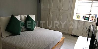Apartamento en tercer piso con 2 ascensores de 132 m2 con garage cubierto en sótano 2 con 3 Alcobas, 2 baños, cocina integral,  zona de lavandería,  balcón,  alcoba de servicio. Servicio de vigilancia 24/7. Estrato 4.