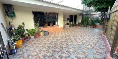 ? Nueva publicación: Casa en venta en el barrio Paraíso

Si buscas un lugar tranquilo para vivir, invertir o iniciar tu primer proyecto de construcción, esta propiedad es perfecta para ti.

Con una construcción de 160 m² en un lote de 253 m², esta casa ofrece amplitud, comodidad y un gran potencial.

Cuenta con:
    •    Terraza para 2 vehículos
    •    Sala, comedor y cocina cerrada
    •    3 habitaciones
    •    2 baños
    •    Depósito en el patio
    •    Área de labores

Y como valor agregado, incluye un apartamento independiente con:
    •    Sala y comedor
    •    2 habitaciones
    •    1 baño
    •    Patio propio

Es una oportunidad ideal tanto para vivir como para generar ingresos adicionales.

¿Te gustaría conocerla? Escríbeme y coordinamos una visita. Esta puede ser la casa que estabas esperando. ?✨
 
