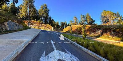 Lote en venta en el sector de la Acuarela, Envigado.

Descubre un lote exclusivo de  5.392m2 con servicios de energía, acueducto y alcantarillado disponibles a través de EPM, ideal para construir la casa campestre que siempre soñaste. Su topografía y entorno natural permiten desarrollar hasta dos niveles, dentro de una parcelación con vigilancia 24 horas, clubhouse y sendero peatonal que invita al descanso y la conexión con la naturaleza. Ubicado en una zona de alta valorización con acceso directo por la vía Las Palmas y cercanía a reconocidos colegios, comercios y restaurantes, este espacio es una oportunidad única para invertir y proyectar tu futuro en un entorno privilegiado. ¡Contáctanos y agenda tu visita!