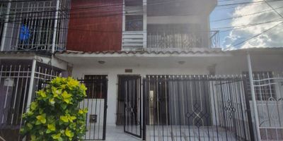 HERMOSA CASA AMPLIA, FRESCA, DE DOS PISOS, CUENTA CON CUATRO CUARTOS TRES BAÑOS
PARQUEADERO CUBIERTO