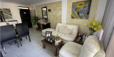  

Hermoso apartamento en el barrio Paraíso – ¡lo tiene todo! Características destacadas: Espacios ventilados, llenos de luz natural y muy confortables. Edificio pequeño con pocos apartamentos, ideal para quienes buscan privacidad. Orientación al lado sombra, lo que garantiza frescura y ambiente agradable. Incluye parqueadero privado: comodidad y seguridad desde el primer momento.

Ubicación estratégica: Ubicado en el distinguido barrio Paraíso, a pasos del centro comercial Buenavista, parques, y otros puntos de interés. Además, cuenta con excelentes opciones de transporte público. Esta combinación de ubicación y accesibilidad lo convierte en una elección ideal tanto para vivir como para invertir . Distribución y potencial: Área de 67 m² con una distribución inteligente que maximiza cada rincón. Amplio comedor y sala: espacios ideales para compartir y disfrutar. Cocina cerrada funcional y una amplia zona de labores. Baño completo de servicio que, con facilidad, puede integrarse a una de las habitaciones para lograr un baño privado — ya que ninguna de las tres actualmente lo tiene. Tres habitaciones confortables, moldeables según tus necesidades. Zonas comunes: El conjunto ofrece agradables espacios comunes para compartir, relajarse o recibir visitas. Perfecto para disfrutar en familia o con amigos
